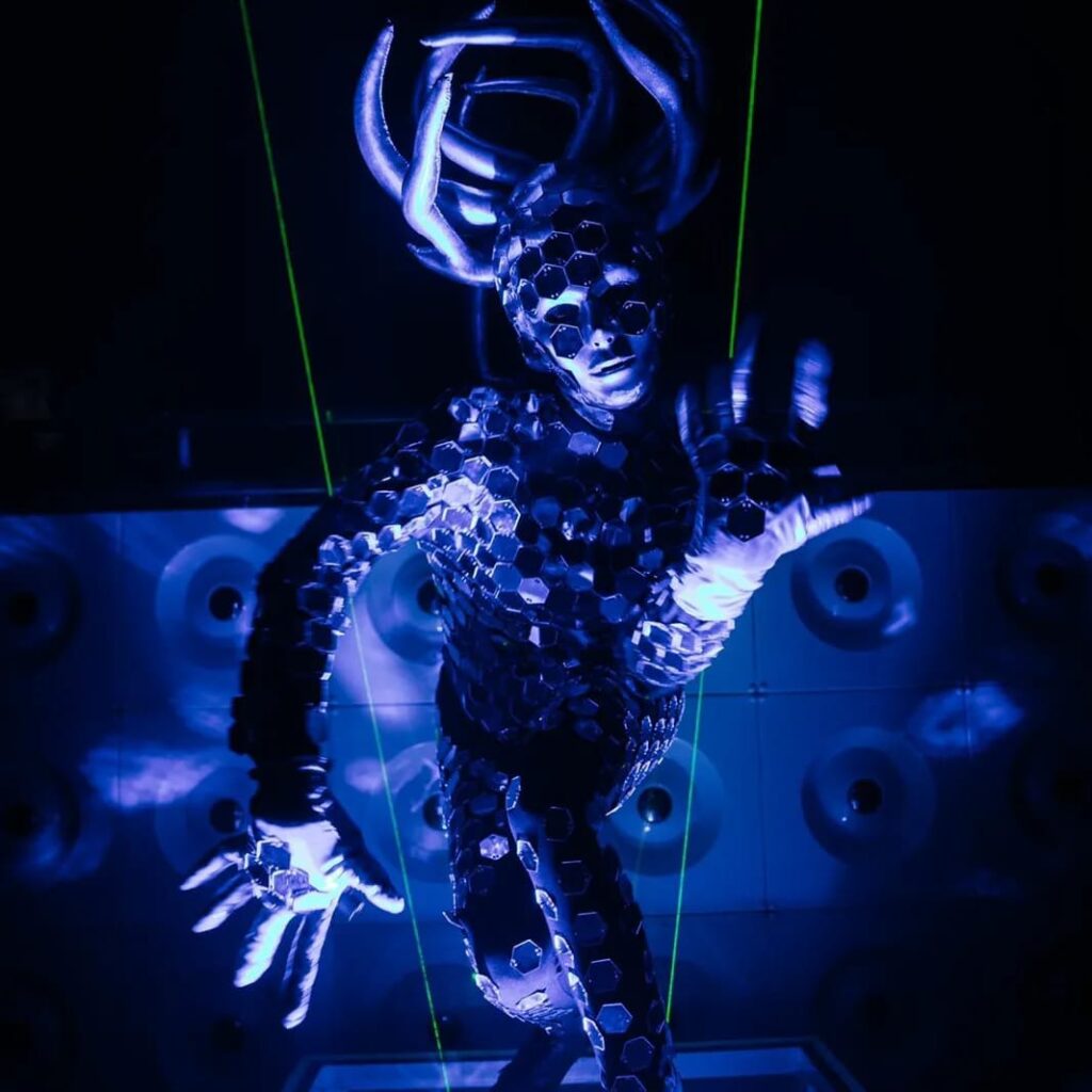Lee más sobre el artículo Laser Woman «Alien» «Mirror»
